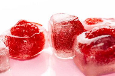 Pembe arkaplanda ahududu buzları