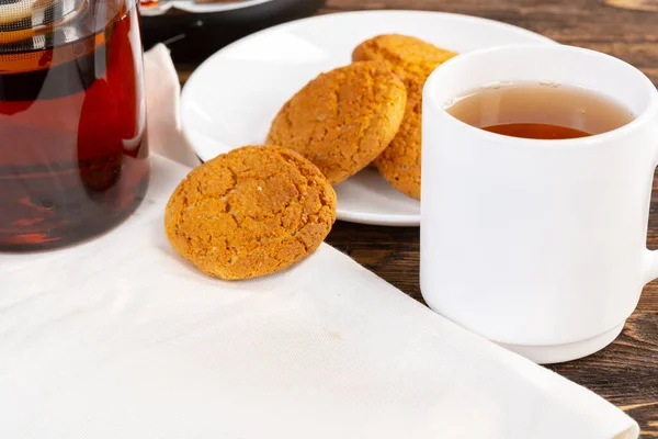 Té servido en una mesa de cocina de madera — Foto de Stock