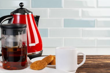 Çay ahşap mutfak masasında servis edilir.