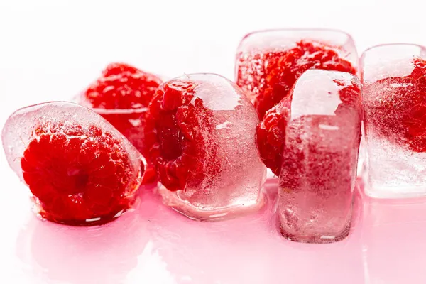 Cubos de hielo de frambuesa sobre fondo rosa brillante —  Fotos de Stock