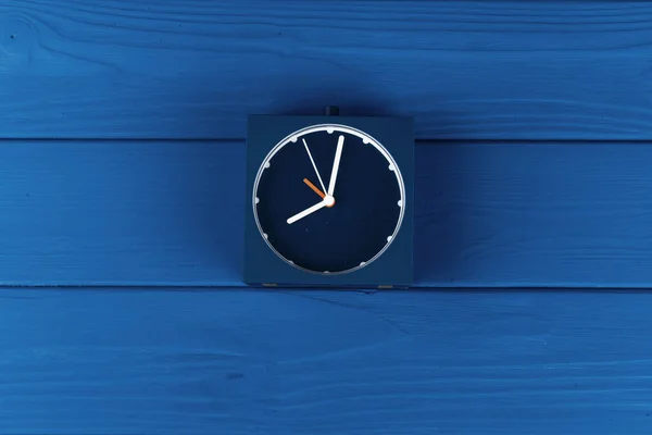 Vista superior del reloj despertador sobre fondo azul clásico — Foto de Stock