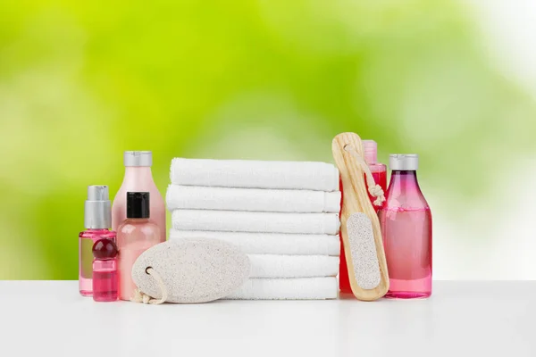 Spa still life con asciugamani e cosmetici per la cura della pelle sullo sfondo sfocato — Foto Stock