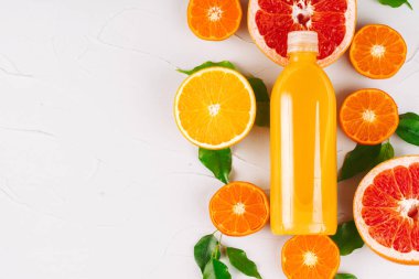 Olgun portakallı bir şişe portakal suyu.