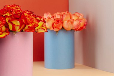 Güzel bir buket gülle dolu şapka kutusu