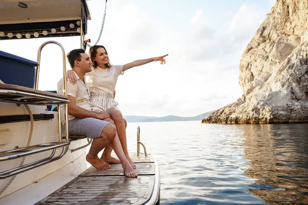 Couple aimant passer du temps sur un yacht à la mer — Photo