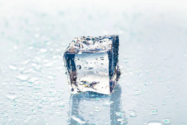 Négyzetes olvadáspontú jégkockák nedves asztalon — Stock Fotó