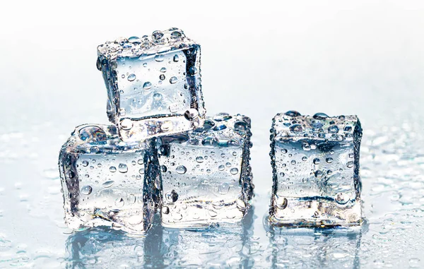 Cubi di ghiaccio a fusione quadrata sul tavolo bagnato — Foto Stock
