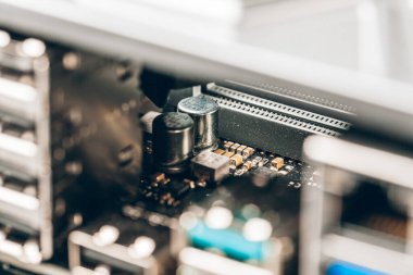 Elektronik devre kartını işlemciyle kapat