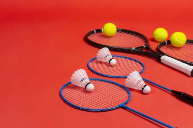 Dört raket. Tenis ve badminton için raketler