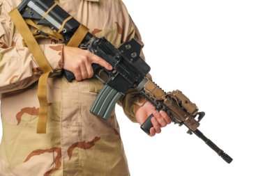 Hafif giyimli ve havalı tüfekli bir adam.