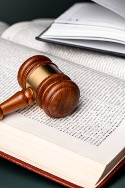 Kahverengi ahşap bir tokmak ve kitap yakın