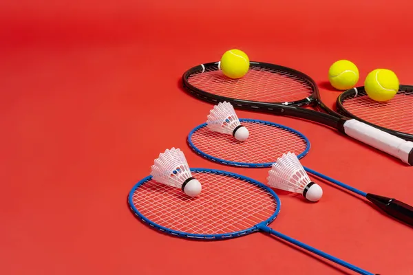 Dört raket. Tenis ve badminton için raketler