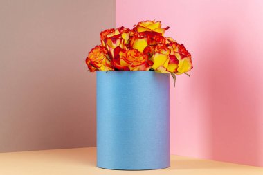 Güzel bir buket gülle dolu şapka kutusu