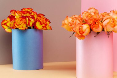 Güzel bir buket gülle dolu şapka kutusu