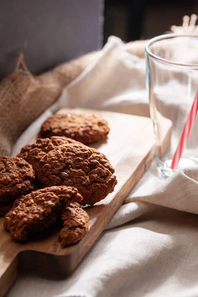 Çikolatalı çıtır kurabiyeler ve bir bardak süt. — Stok fotoğraf