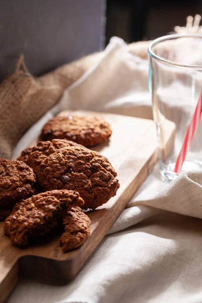 Biscoitos crocantes de chocolate com copo de leite de perto — Fotografia de Stock