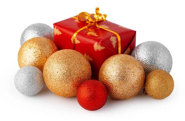 Vánoční ozdoby a slavnostní dárkové krabice izolované na bílém pozadí — Stock fotografie