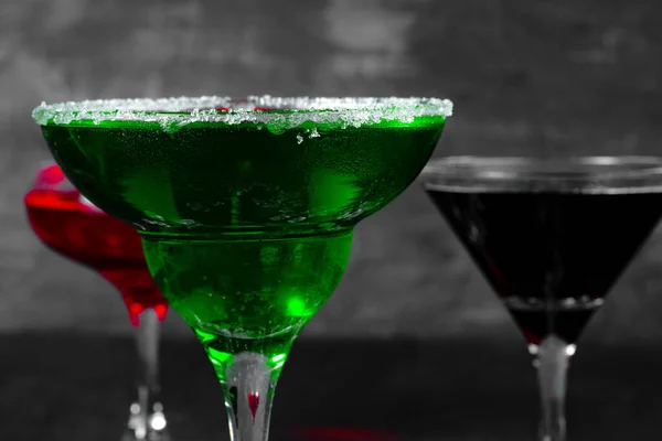 Gyönyörű alkoholos koktél a sötét kő asztalon. — Stock Fotó