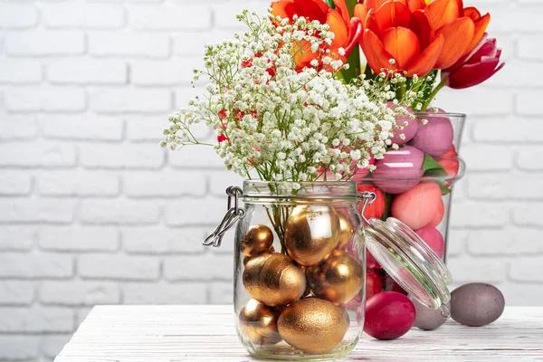 Decoração de Páscoa. Buquê de flores com ovos coloridos — Fotografia de Stock