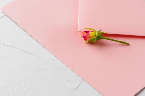 Рожевий конверт з квітами, вид зверху. Романтичний лист — стокове фото