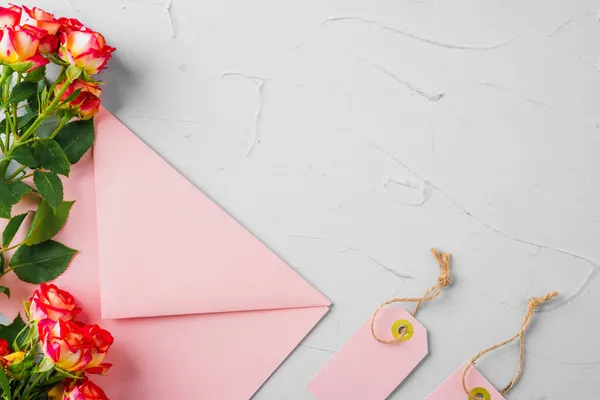 Рожевий конверт з квітами, вид зверху. Романтичний лист — стокове фото
