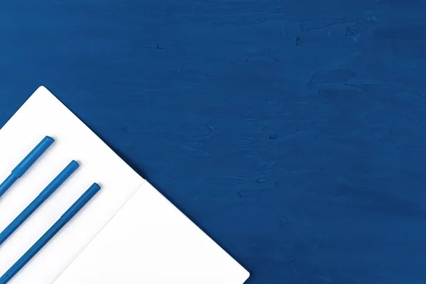 Blaue Pinsel auf klassisch blauem Hintergrund, Blick von oben — Stockfoto