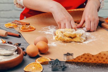 Kadınların elleri kurabiyelere hamur hazırlıyor.