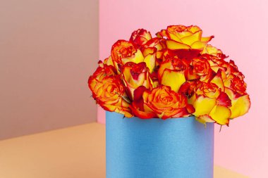 Güzel bir buket gülle dolu şapka kutusu