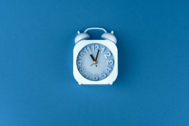 Klasik mavi arkaplanda alarm saatinin üst görünümü