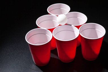 Siyah arka planda bira pong koleji oyunu