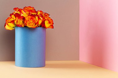 Güzel bir buket gülle dolu şapka kutusu