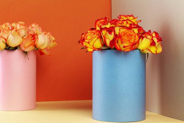 Güzel bir buket gülle dolu şapka kutusu