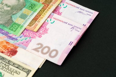 Yığınla para, üç Amerikan Doları, Rus Rublesi ve Ukrayna Hrivniası.