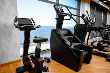 Yeni fitness ekipmanlarıyla modern spor salonu.