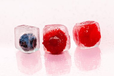 Yaz kokteylleri için böğürtlenli buz küpleri