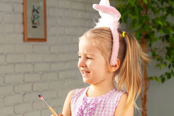 絵筆で卵を描くための準備ができてかわいい女の子の肖像画 — ストック写真