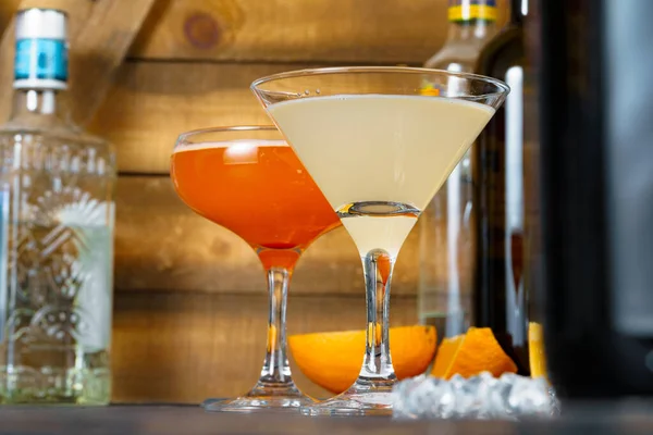 Two beautiful cocktails served on a wooden bar counter — Stock Photo, Image