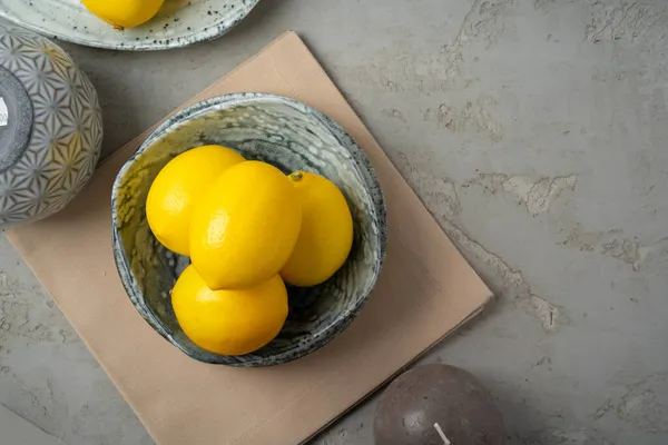 장식용 레몬 몇 개가 있는 새로운 세라믹 식기 — 스톡 사진