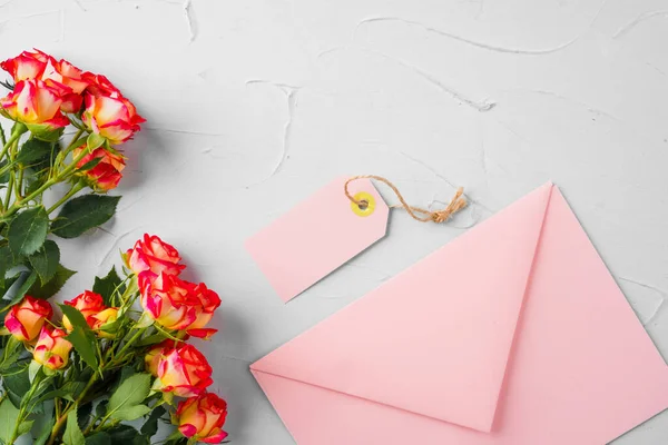 粉红信封，上面有花朵，俯瞰全景。浪漫的信 — 图库照片