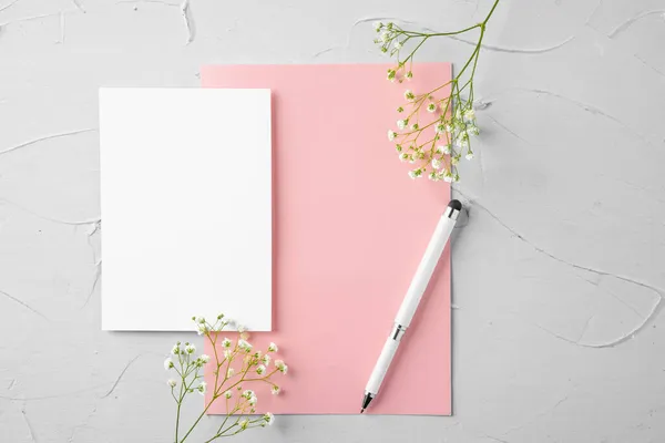 Vista superior de uma carta de papel rosa e flores com espaço de cópia — Fotografia de Stock