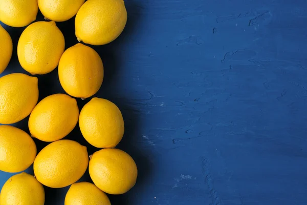 레몬 전통적 인 파란색 배경, 맨 위 모습 — 스톡 사진