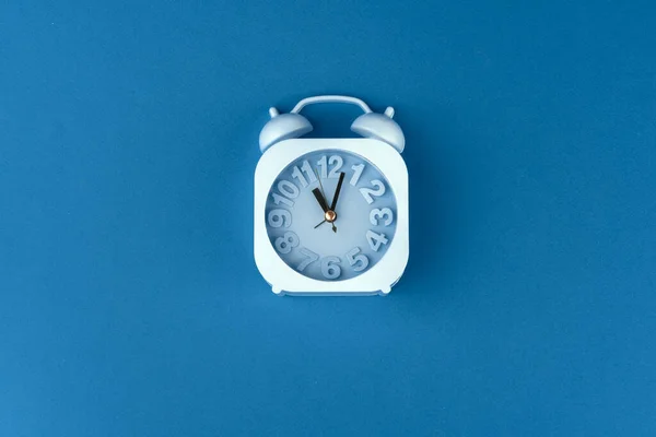 Vista superior del reloj despertador sobre fondo azul clásico — Foto de Stock