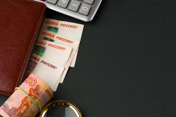 De cerca foto de pila de rublos de dinero ruso con calculadora — Foto de Stock