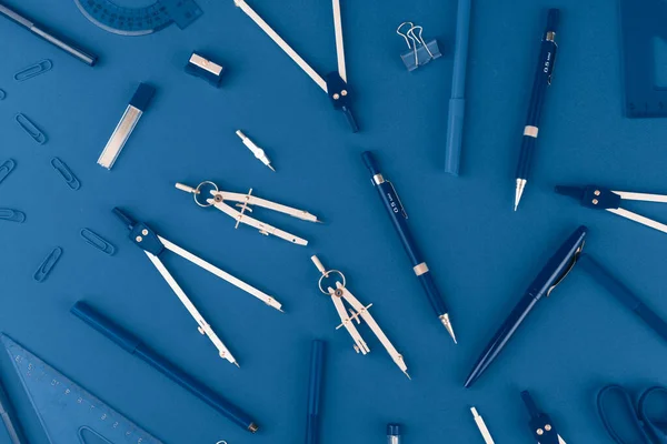 Clássico azul colorido foto vista superior de artigos de papelaria espalhados — Fotografia de Stock