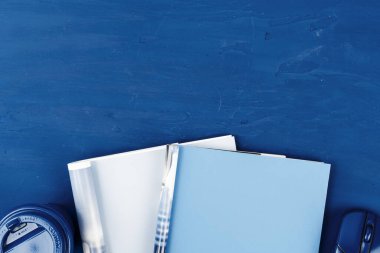 Klasik mavi arkaplan üzerinde kopya alanı olan açık dergi sayfasının üst görünümü