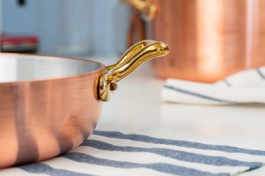 Temiz yemek takımları, modern mutfaktaki masaları kaplayan aletler.