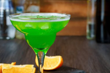 Alkolik kokteyl portakal dilimleriyle servis edilir.