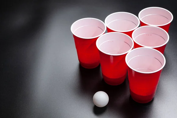 Birra pong gioco college su sfondo nero — Foto Stock