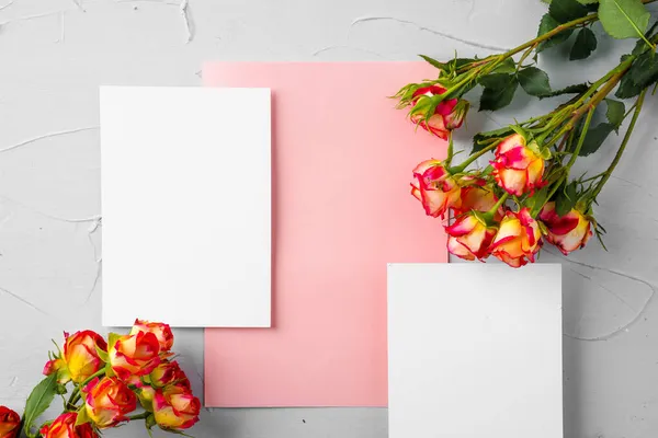 Vista superior de uma carta de papel rosa e flores com espaço de cópia — Fotografia de Stock