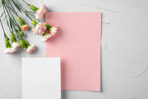 Vista superior de uma carta de papel rosa e flores com espaço de cópia — Fotografia de Stock